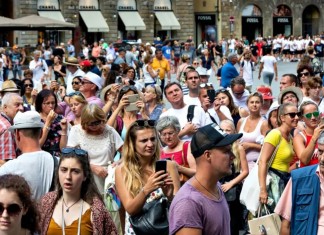 HOW TO ADDRESS THE NEGATIVE EFFECTS OF MASS TOURISM